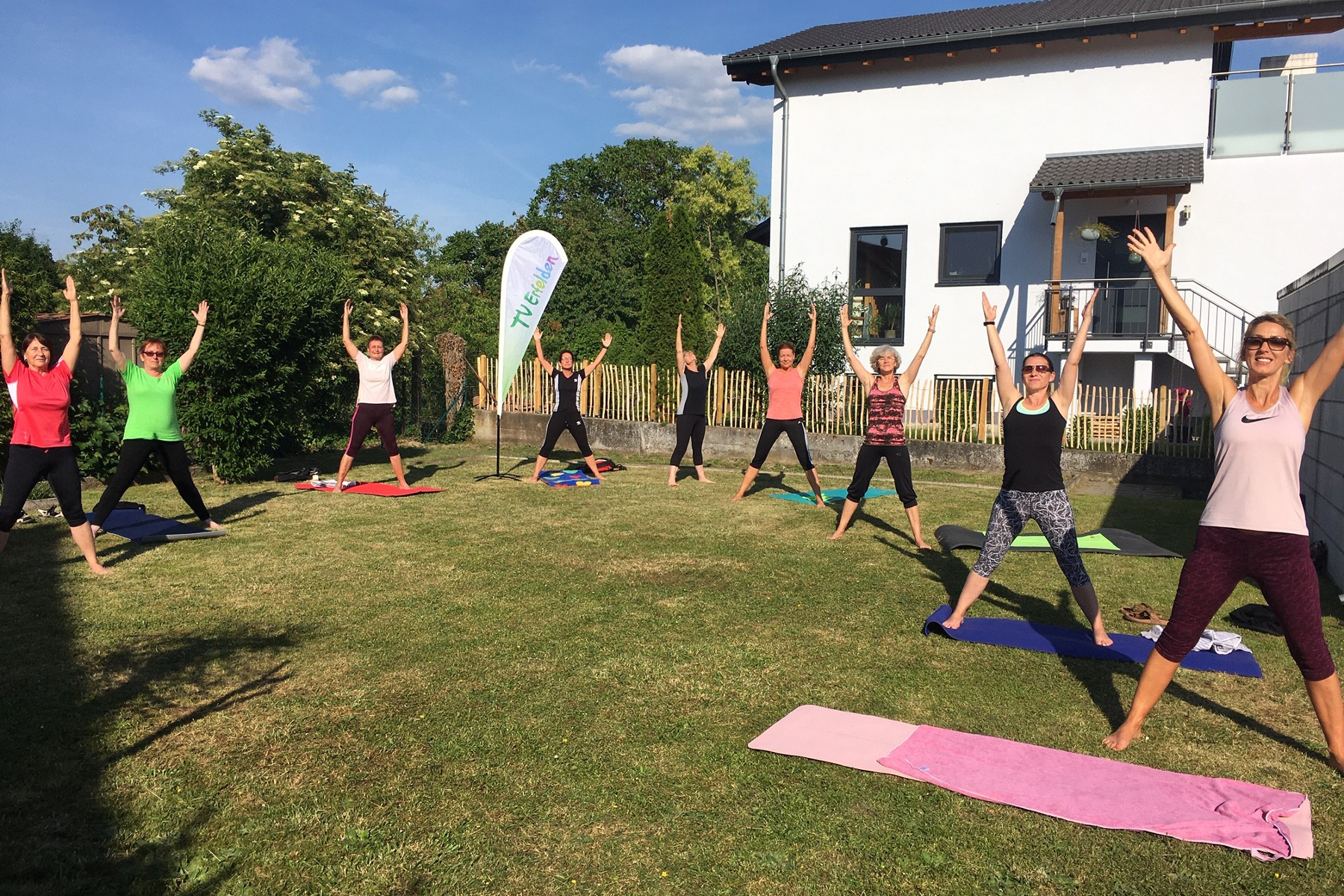 Nach mehrwöchiger Pause findet das Yoga wieder im TV-Garten statt. Nach mehrwöchiger Pause findet das Yoga wieder im TV-Garten statt.