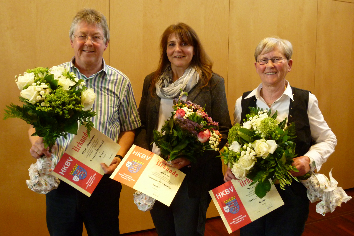 Renate Wild, Anja Nold und Edgar Schöneberger (v.r.n.l.) bei der Ehrung des Hessischen Kegler- und Bowlingverbandes
