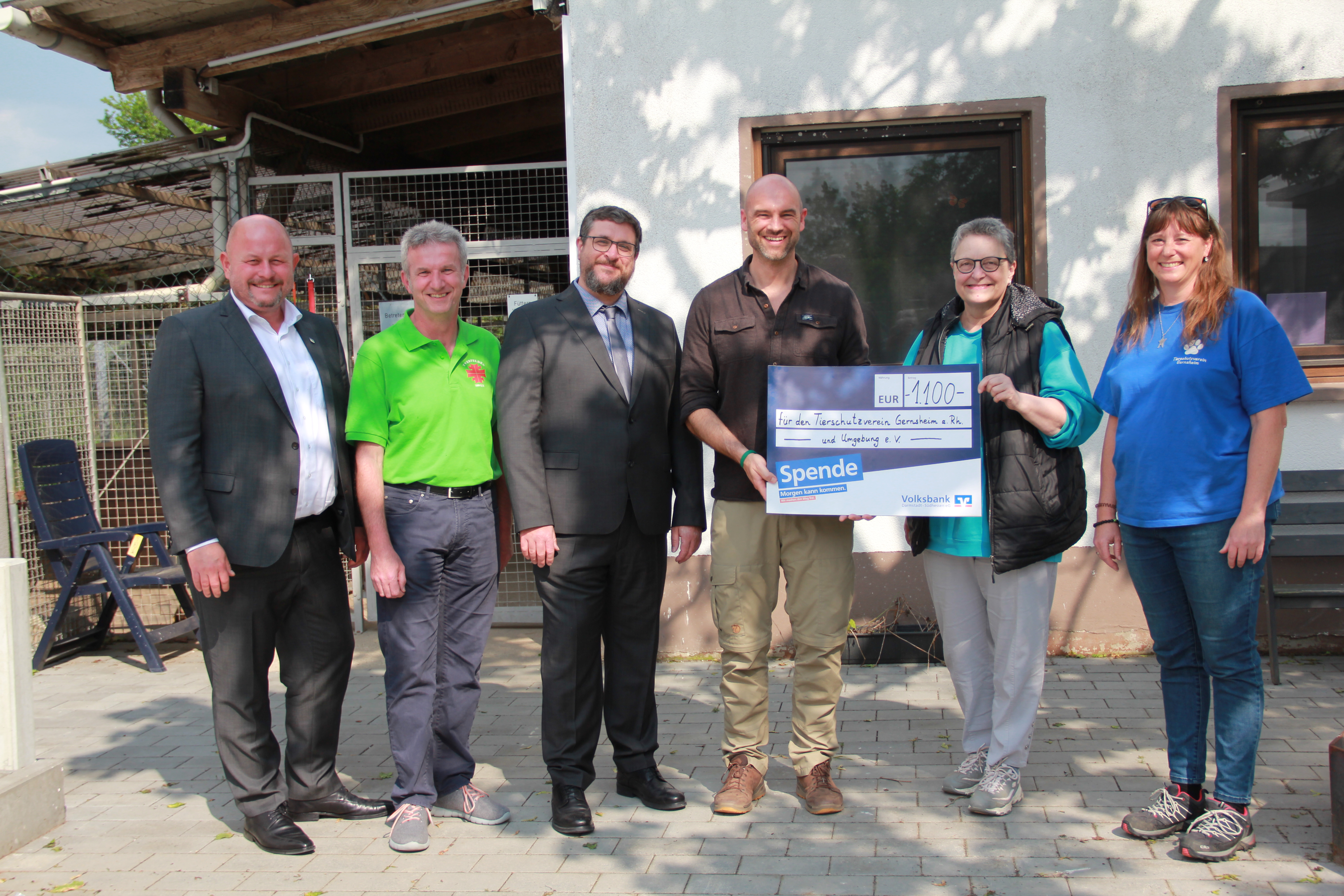 Bürgermeister Marcus Kretschmann, Thomas Pöschl, Marco Hardy, Christian Heinze, Martina Grundmann und Sabine Greim-Feld (von links) bei der Scheckübergabe. (Foto: Stadt Riedstadt)